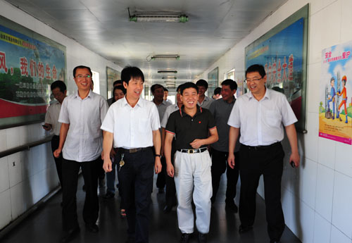 衛(wèi)旺?？偨?jīng)理陪同福山國際能源總經(jīng)理陳舟平和柳林管理中心總裁陳兆強(qiáng)、康繼忠等領(lǐng)導(dǎo)視察我礦